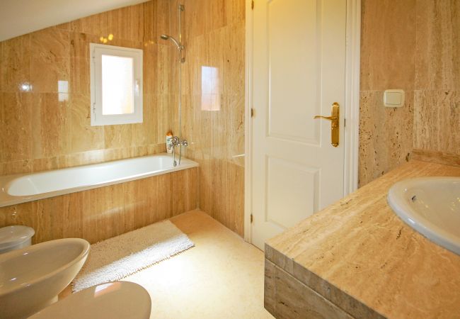 Apartamento en Marbella - Elegante Ático Dúplex en Los Lagos de Santa María Apartamento en Marbella - Elegante Ático Dúplex en Los Lagos de Santa María