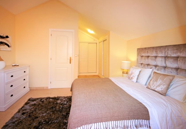 Apartamento en Marbella - Elegante Ático Dúplex en Los Lagos de Santa María Apartamento en Marbella - Elegante Ático Dúplex en Los Lagos de Santa María
