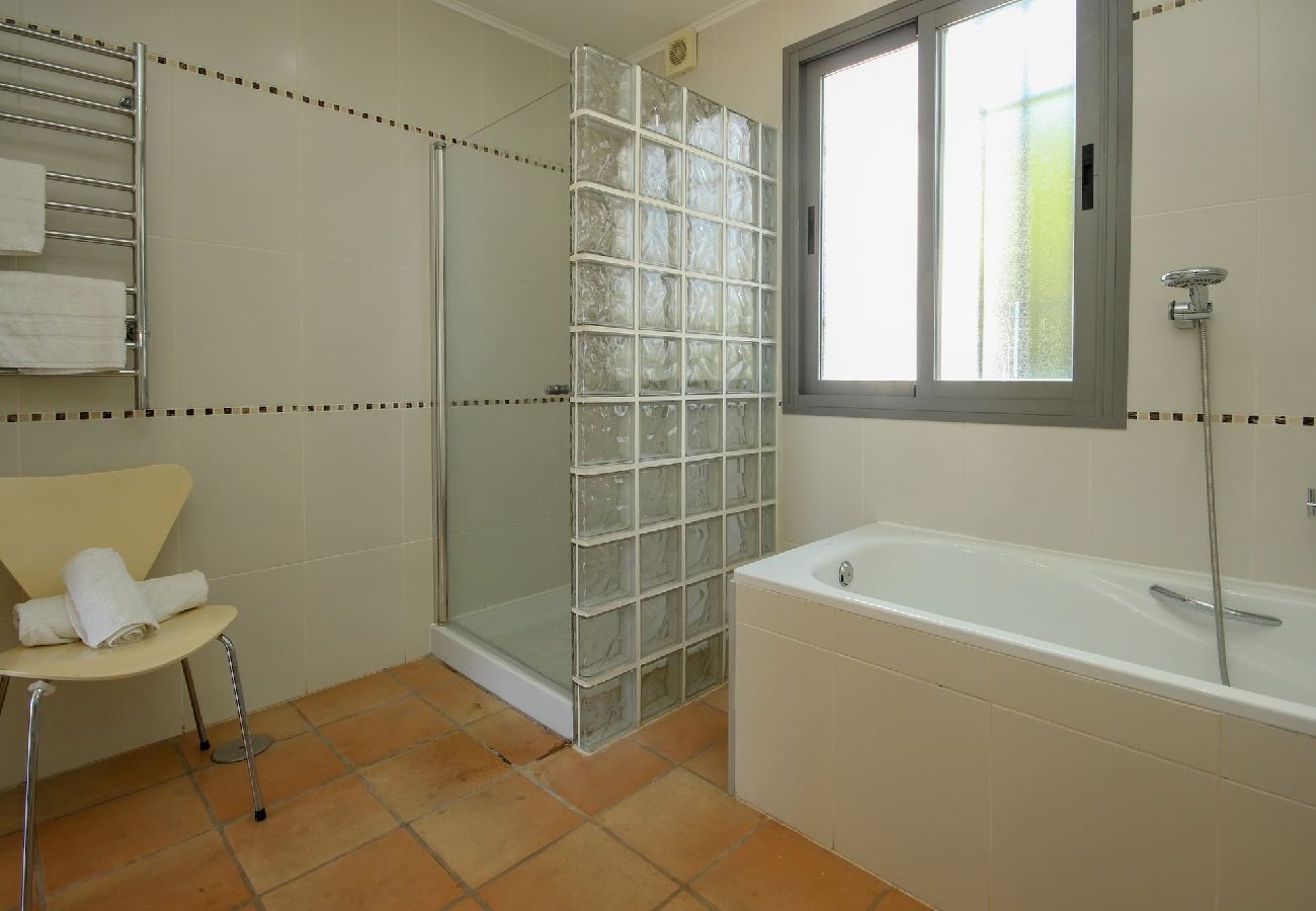 Villa en Casares - Vista del Mar Hermosa villa de 6 dormitorios con piscina privada y cerca de la playa