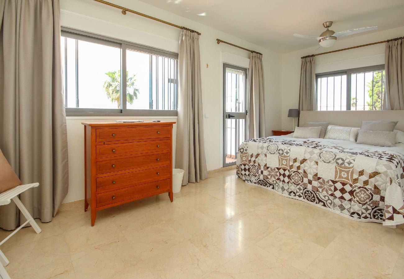 Villa en Casares - Vista del Mar Hermosa villa de 6 dormitorios con piscina privada y cerca de la playa