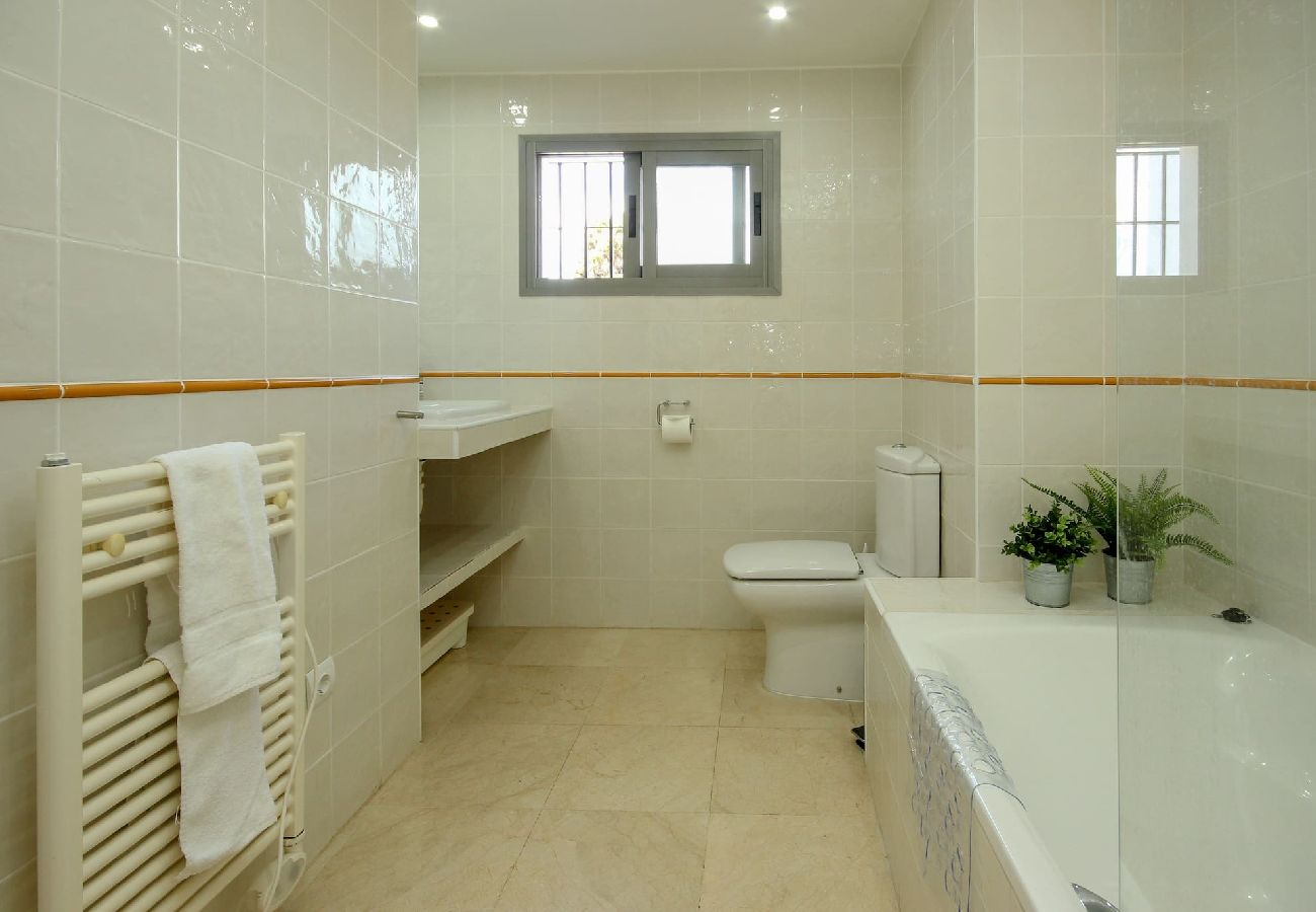 Villa en Casares - Vista del Mar Hermosa villa de 6 dormitorios con piscina privada y cerca de la playa