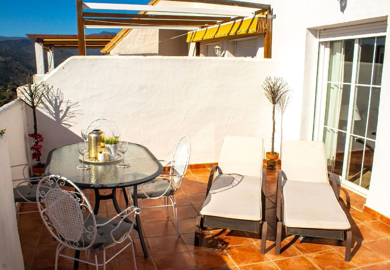 Apartamento en Istán - Ático dúplex de 2 dormitorios con impresionantes vistas, Istán