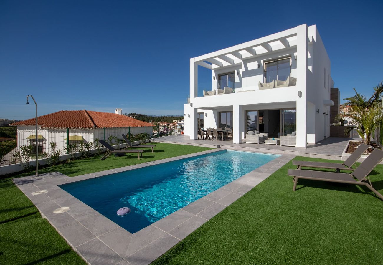 Villa en Mijas Costa - Amplia villa moderna con grandes espacios al aire libre