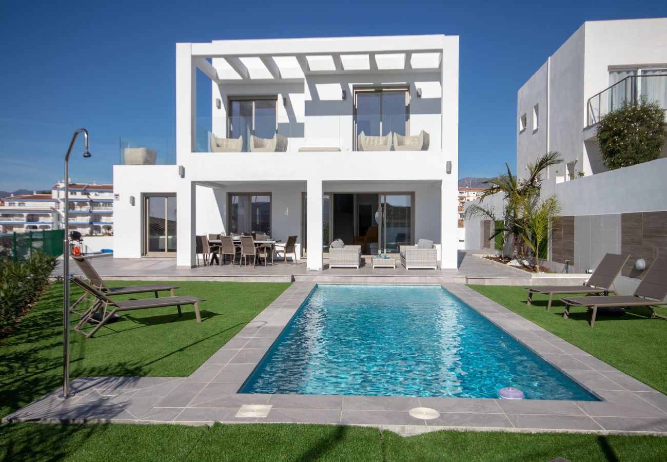 Villa en Mijas Costa - Amplia villa moderna con grandes espacios al aire libre