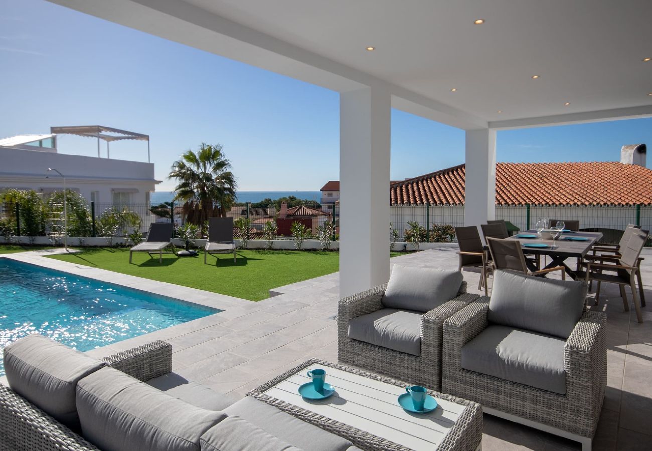 Villa en Mijas Costa - Amplia villa moderna con grandes espacios al aire libre