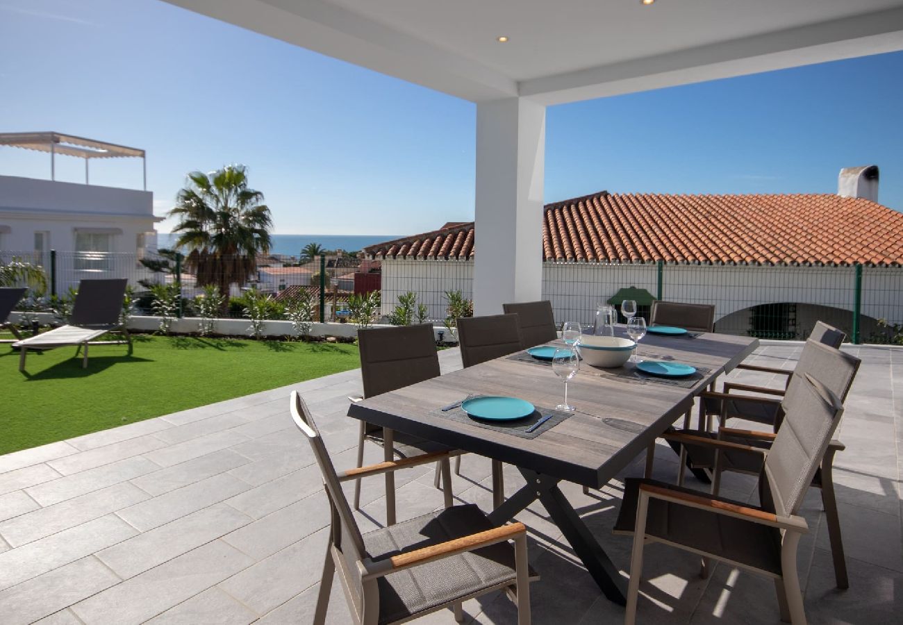 Villa en Mijas Costa - Amplia villa moderna con grandes espacios al aire libre