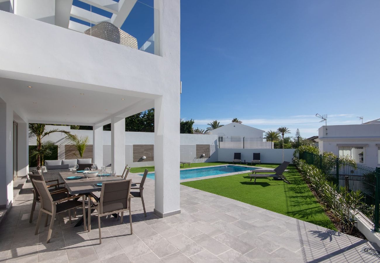 Villa en Mijas Costa - Amplia villa moderna con grandes espacios al aire libre