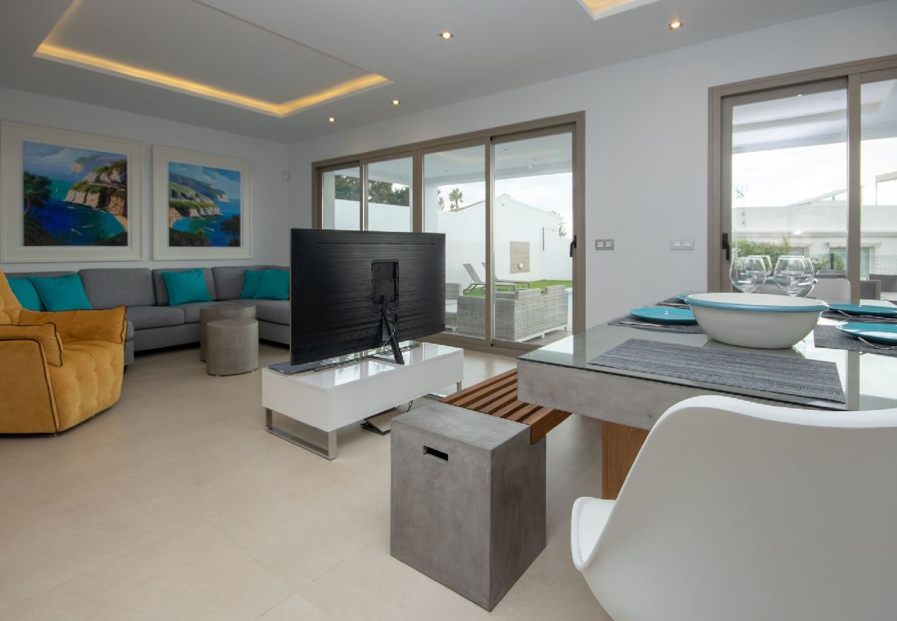 Villa en Mijas Costa - Amplia villa moderna con grandes espacios al aire libre