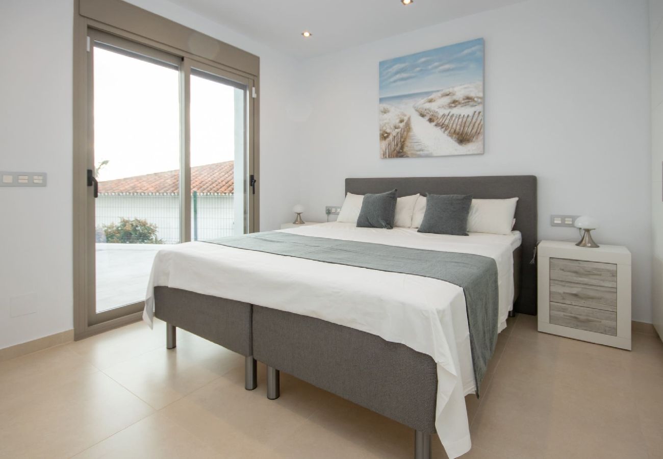 Villa en Mijas Costa - Amplia villa moderna con grandes espacios al aire libre