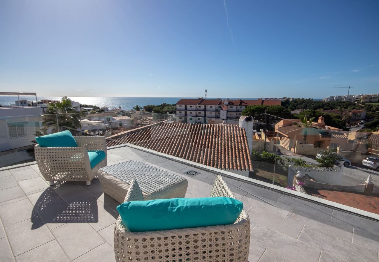 Villa en Mijas Costa - Amplia villa moderna con grandes espacios al aire libre