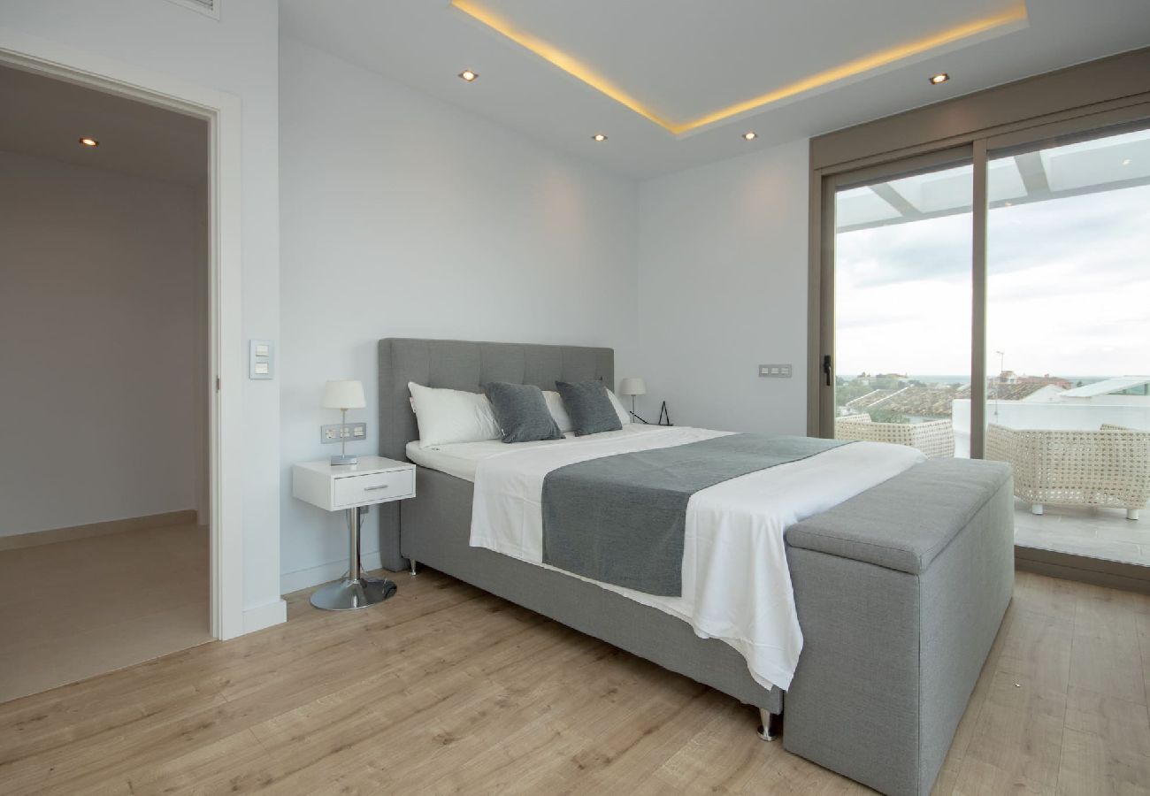 Villa en Mijas Costa - Amplia villa moderna con grandes espacios al aire libre