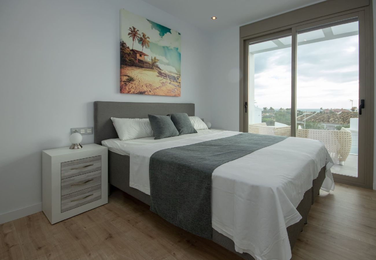 Villa en Mijas Costa - Amplia villa moderna con grandes espacios al aire libre
