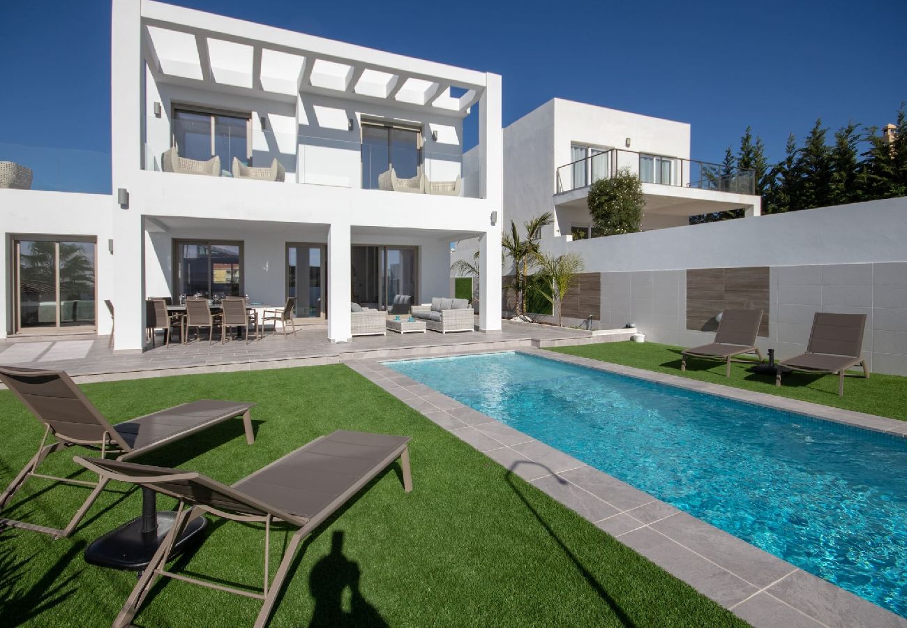 Villa en Mijas Costa - Amplia villa moderna con grandes espacios al aire libre