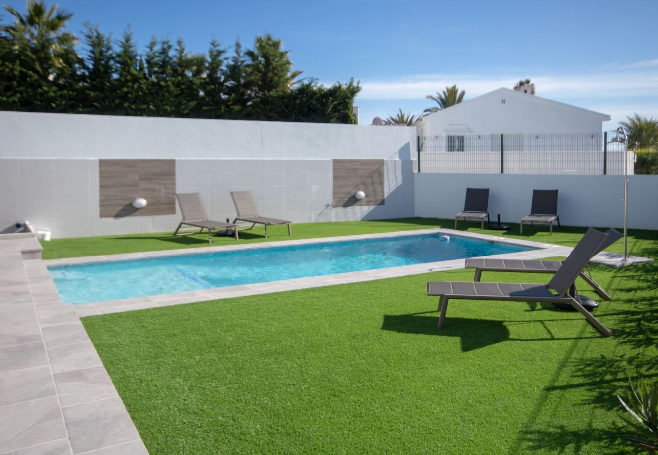 Villa en Mijas Costa - Amplia villa moderna con grandes espacios al aire libre