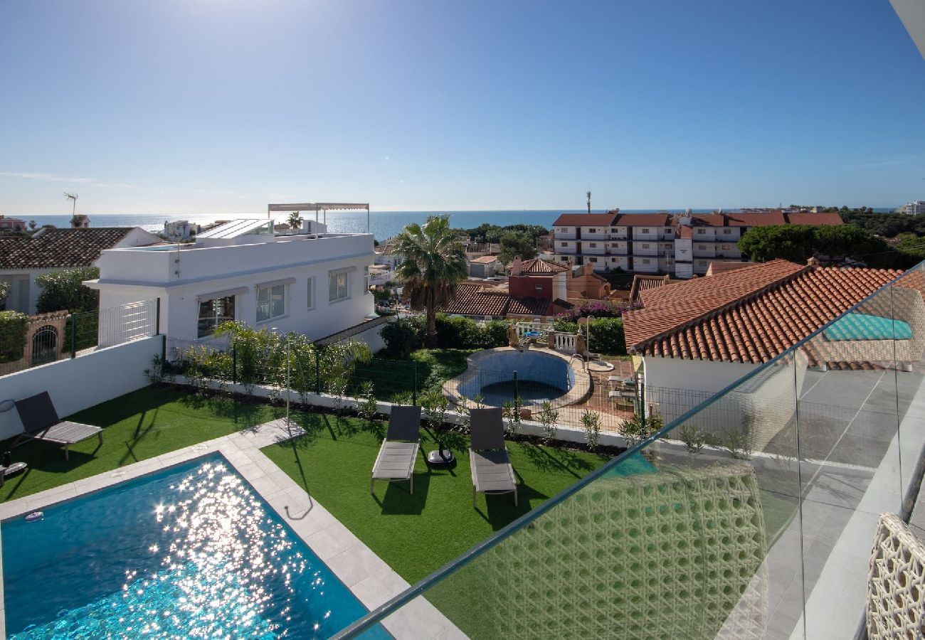 Villa en Mijas Costa - Amplia villa moderna con grandes espacios al aire libre