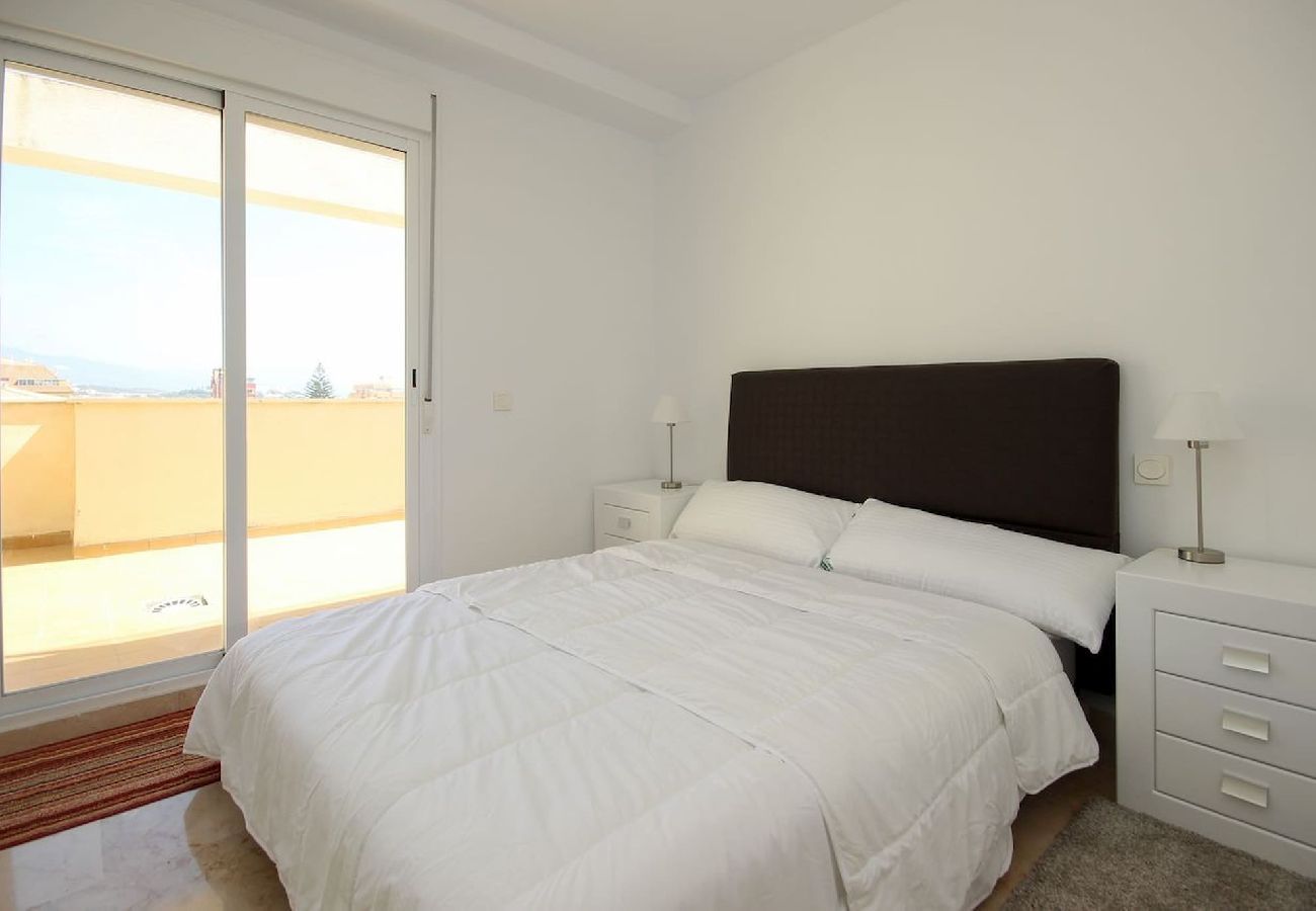 Apartamento en San Luis de Sabanillas - Ático con amplia azotea soleada