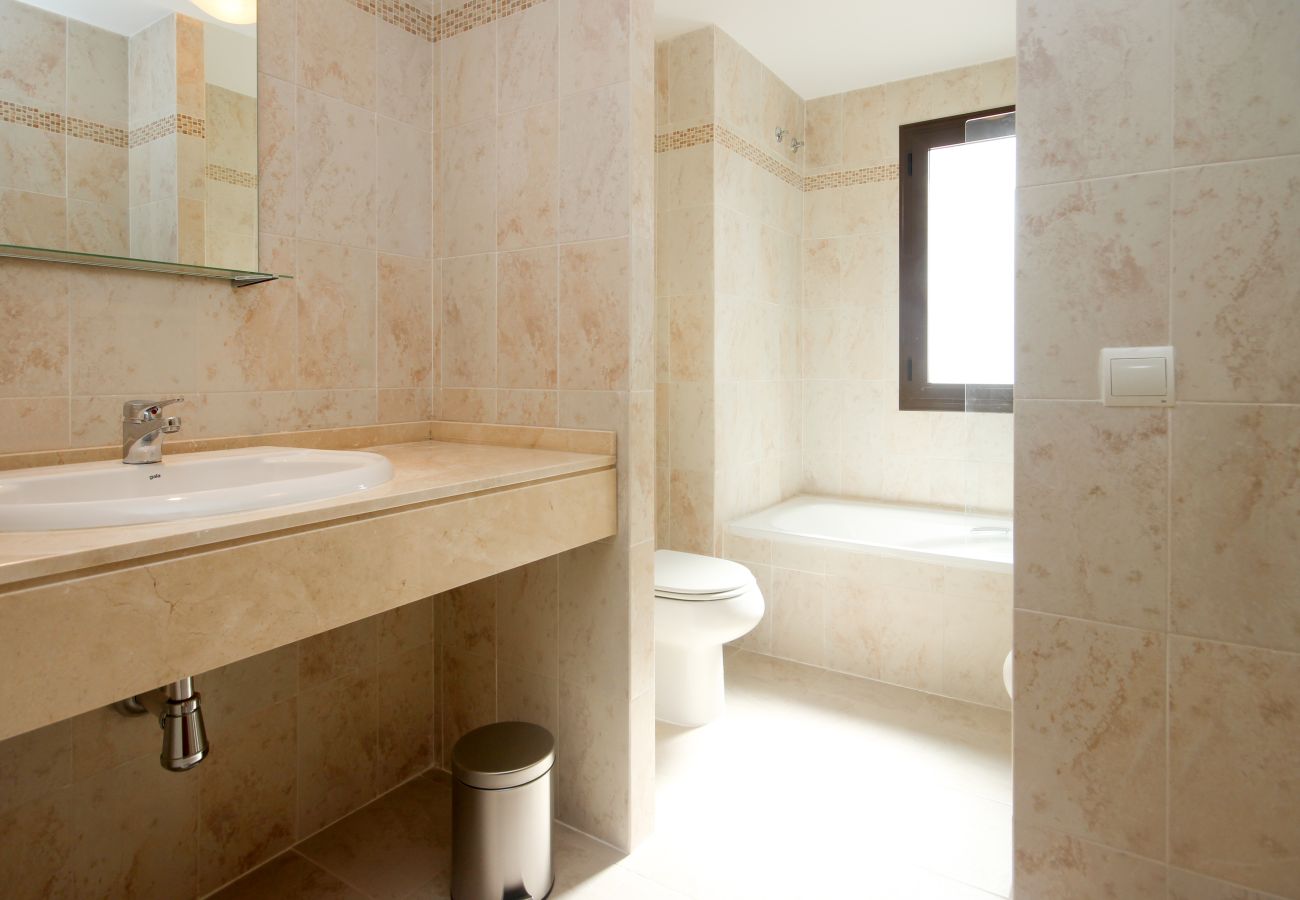 Apartamento en Estepona - Modern Apartment in Golf Complex WiFi and Parking 