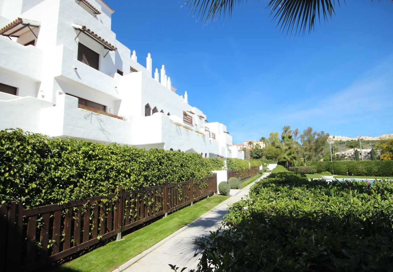 Apartamento en Estepona - Modern Apartment in Golf Complex WiFi and Parking 