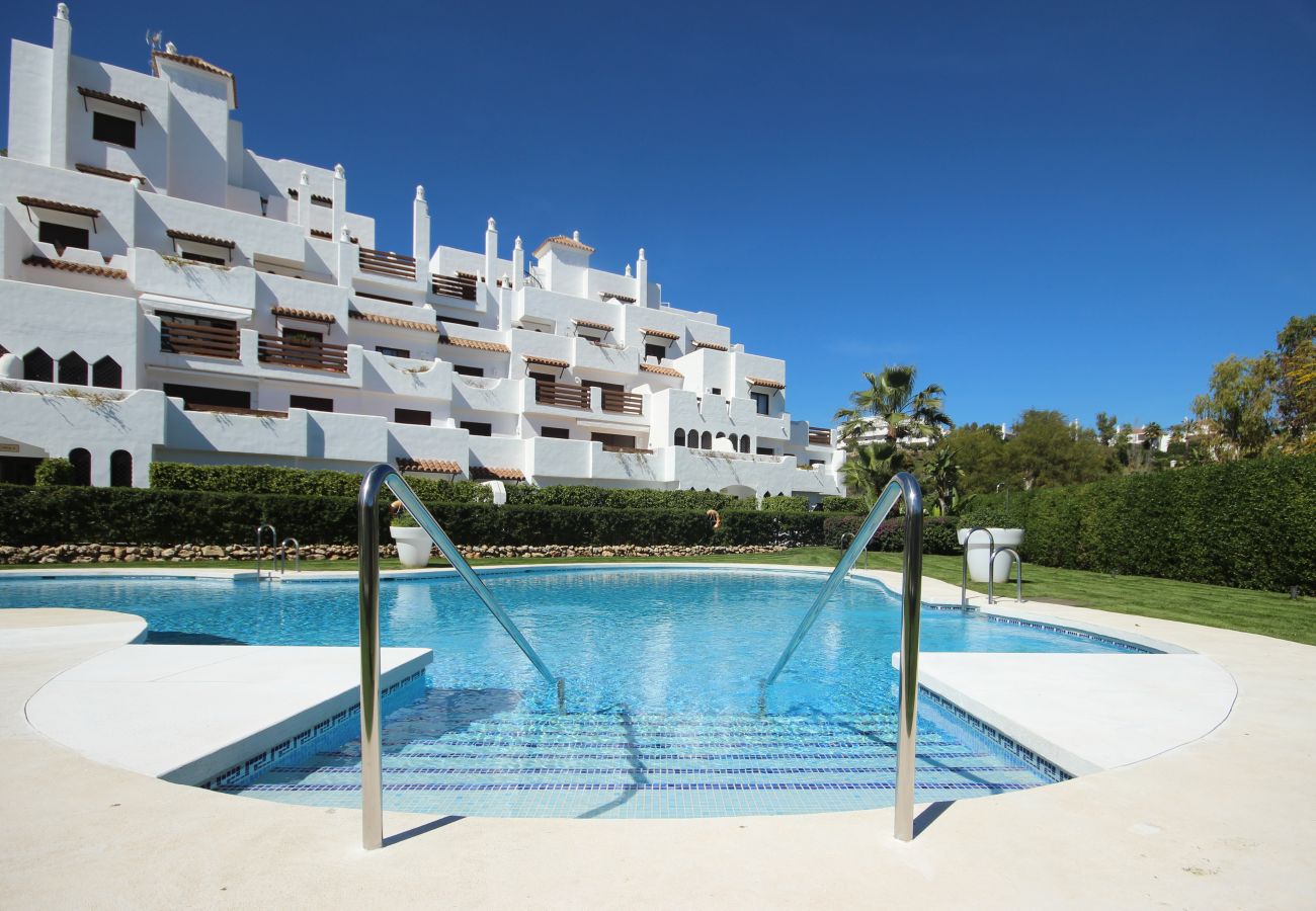 Apartamento en Estepona - Modern Apartment in Golf Complex WiFi and Parking 