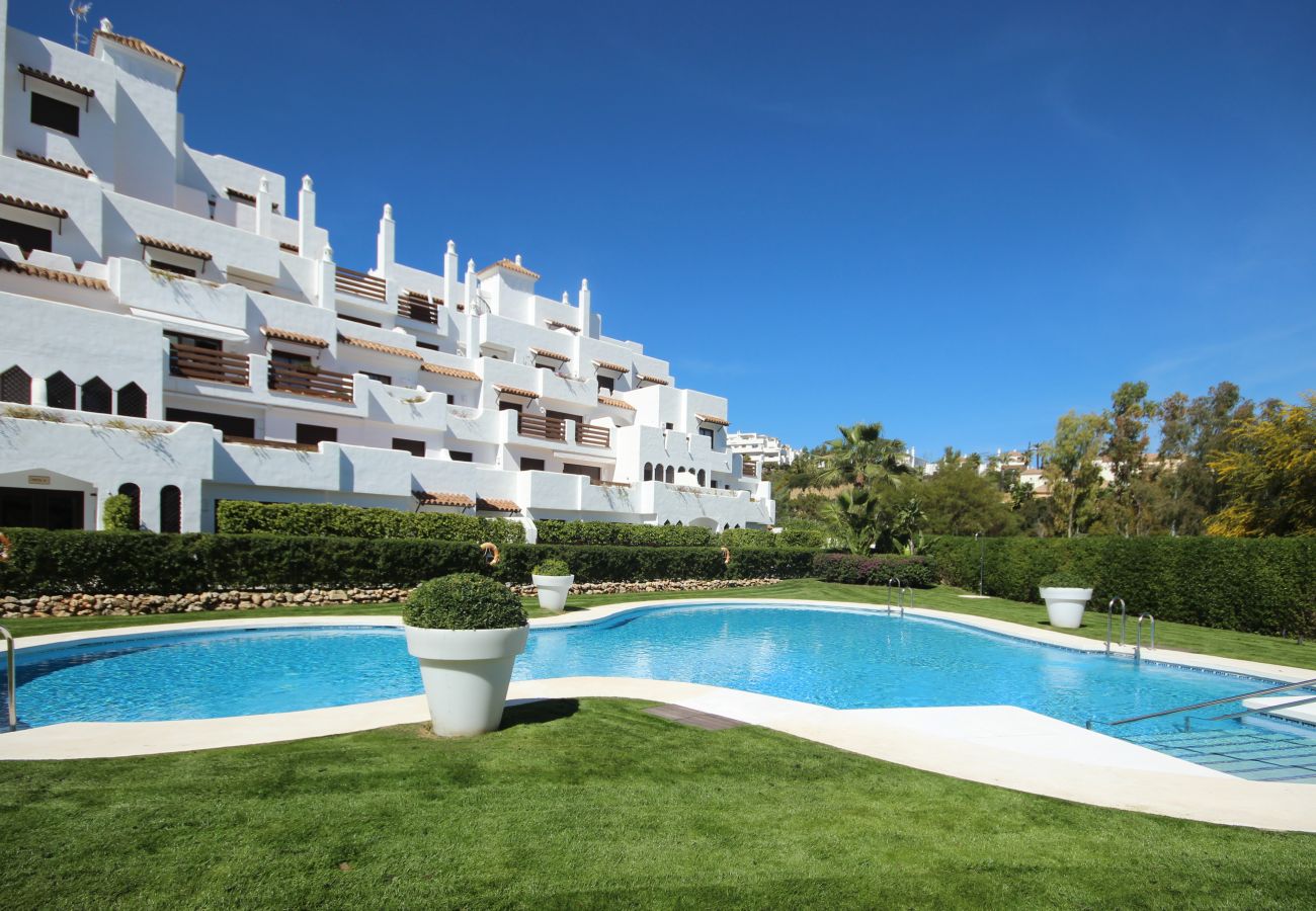 Apartamento en Estepona - Modern Apartment in Golf Complex WiFi and Parking 