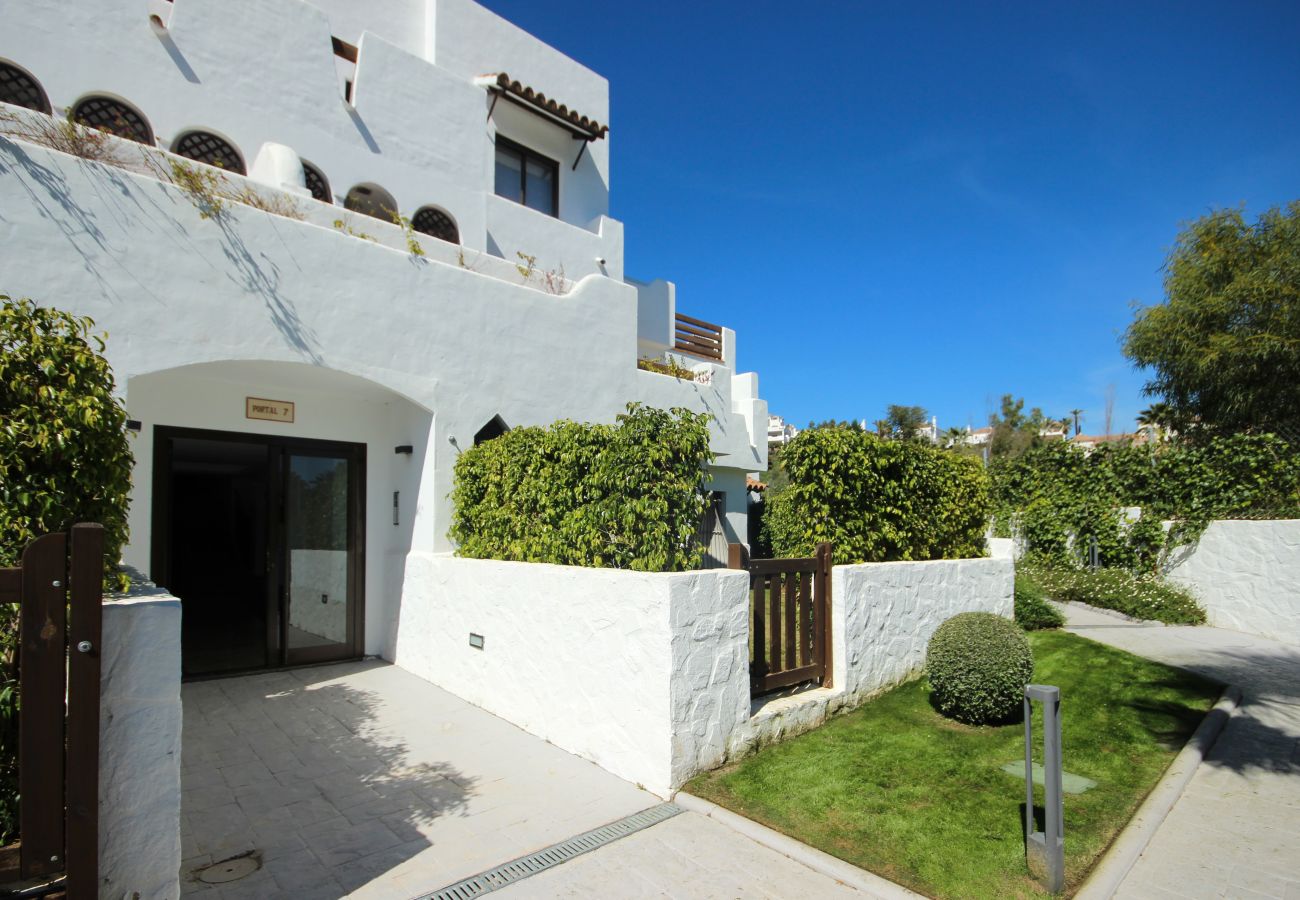 Apartamento en Estepona - Modern Apartment in Golf Complex WiFi and Parking 