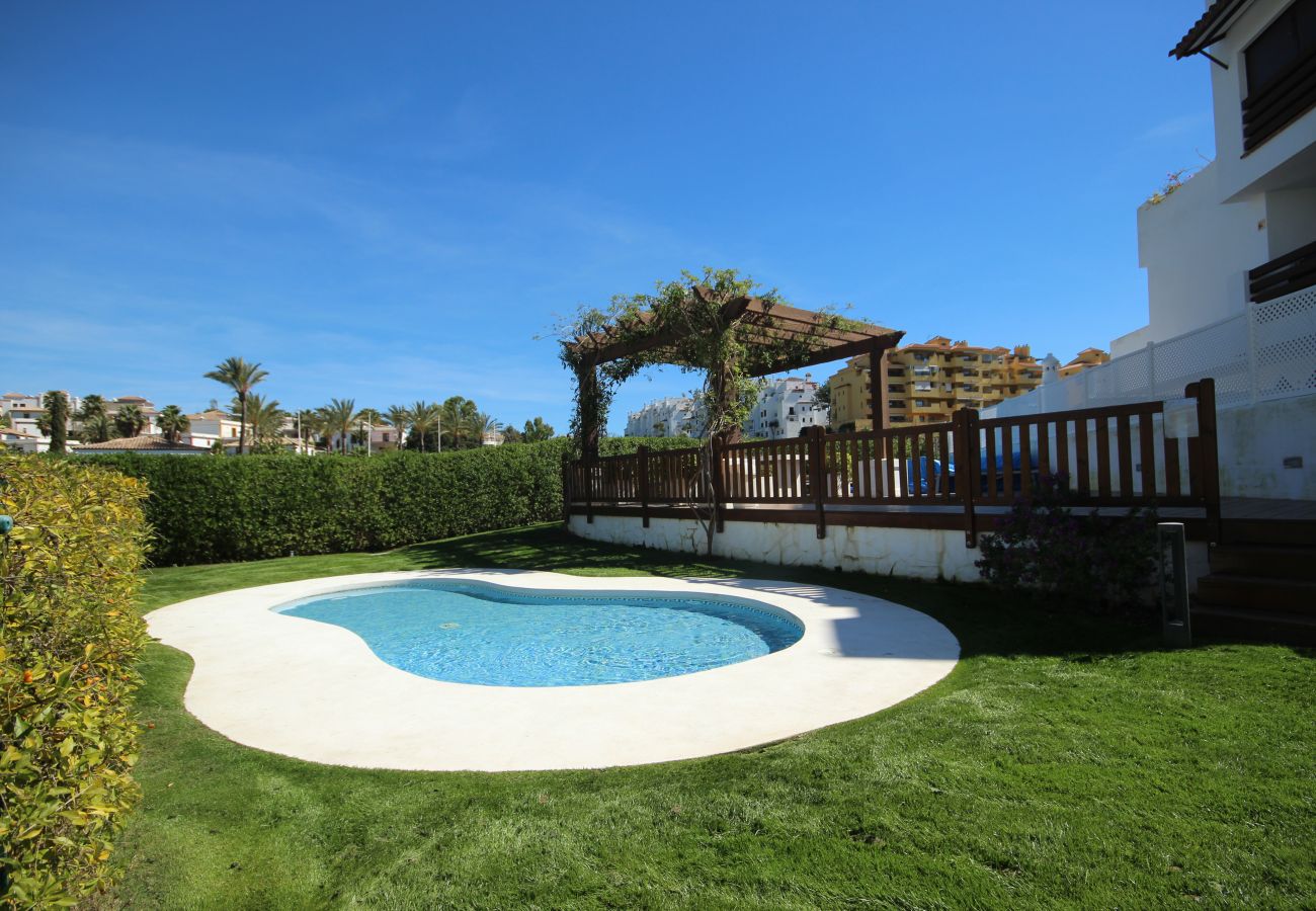 Apartamento en Estepona - Modern Apartment in Golf Complex WiFi and Parking 
