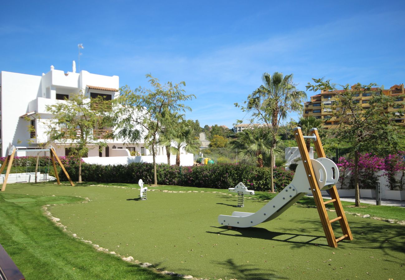 Apartamento en Estepona - Modern Apartment in Golf Complex WiFi and Parking 
