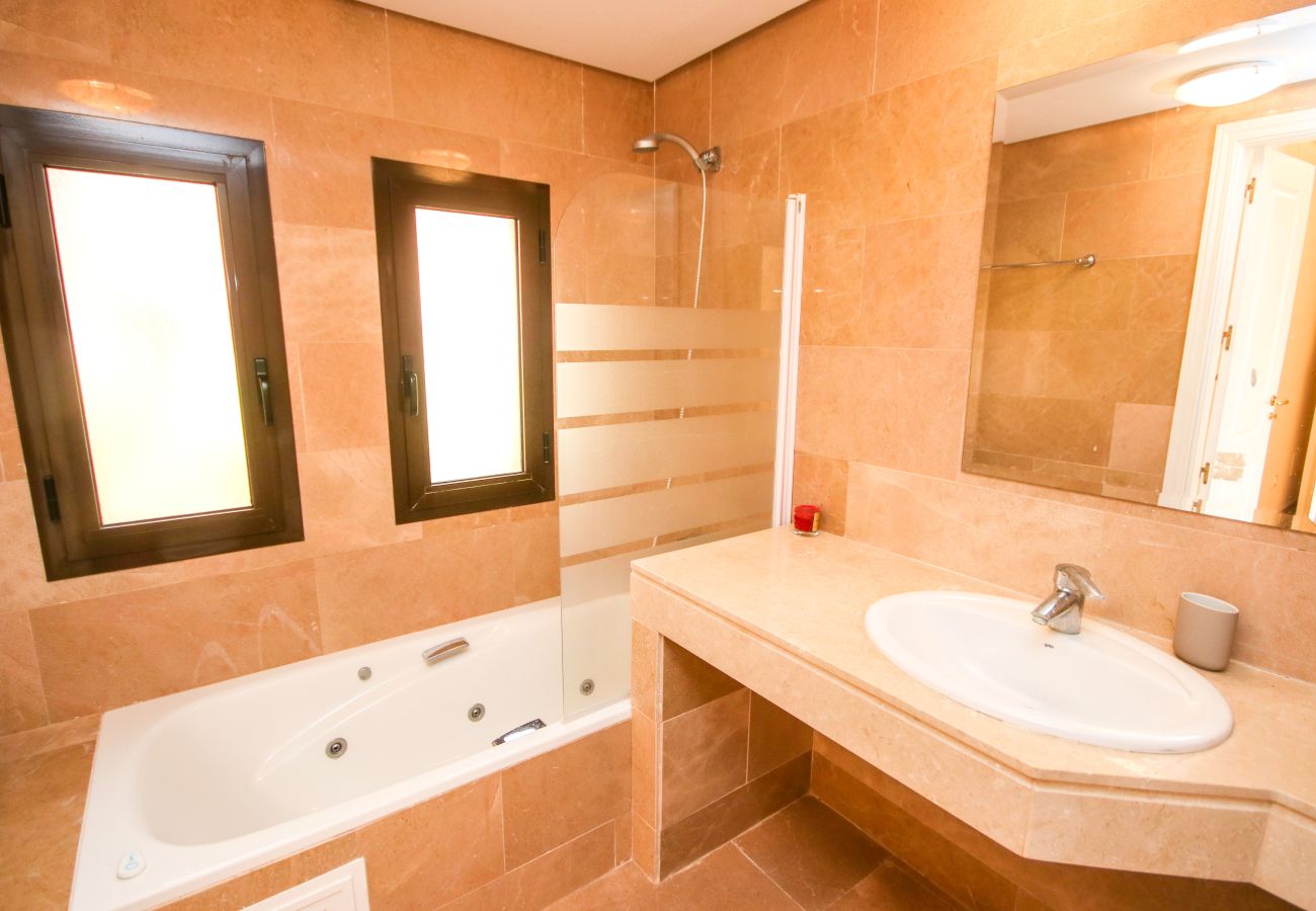 Apartamento en Manilva - Amplio apartamento de 3 dormitorios cerca de Duquesa Golf y Puerto