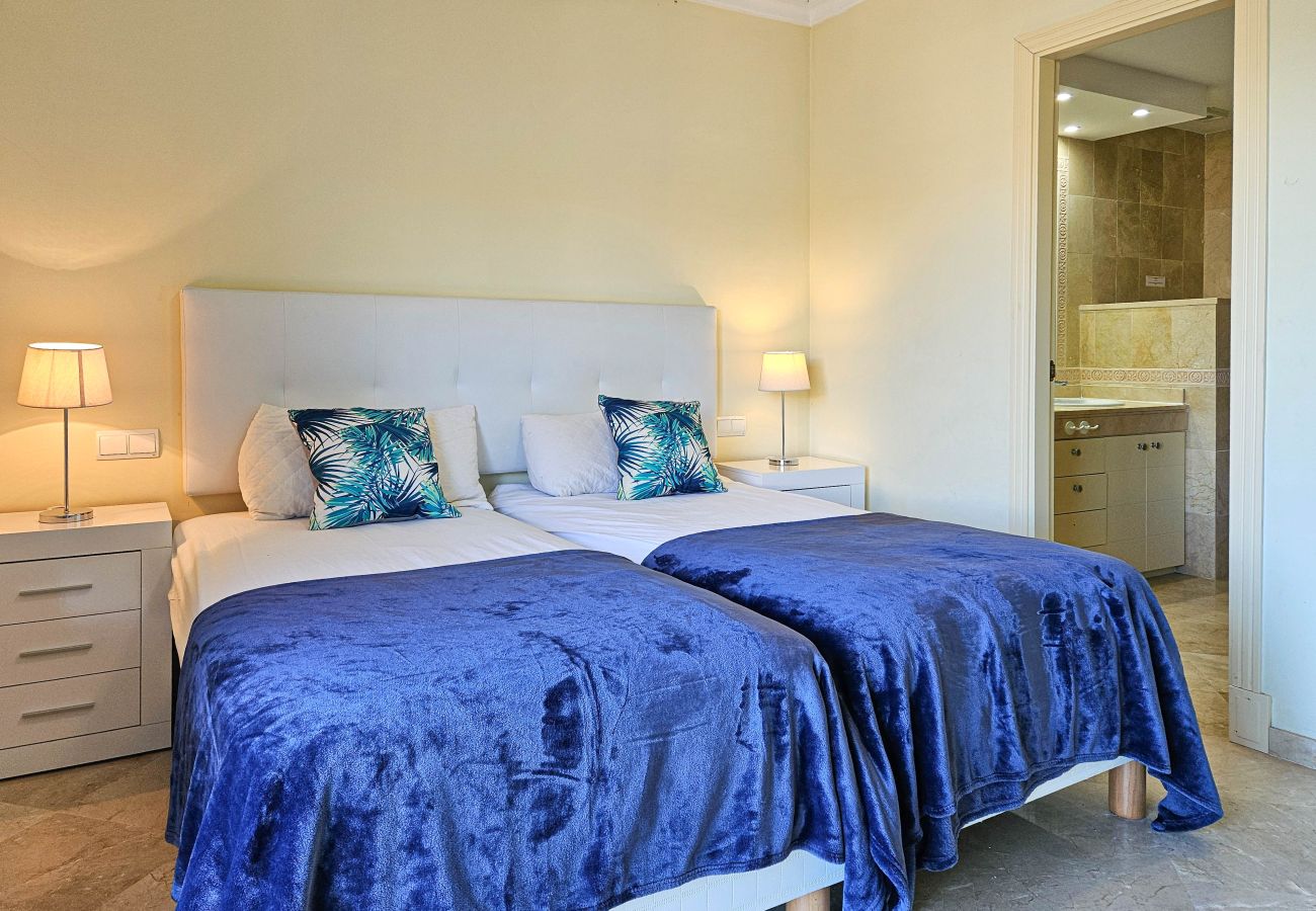 Casa adosada en Casares - Amplia casa adosada de 4 dormitorios en Bahía de Casares