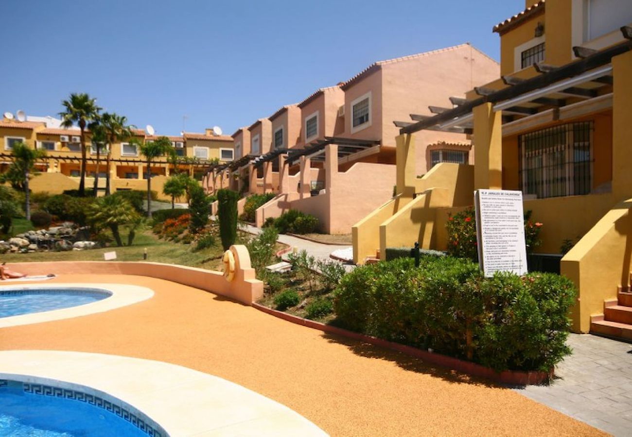 Casa adosada en Mijas Costa - Casa adosada de tres habitaciones en alquiler en Calahonda