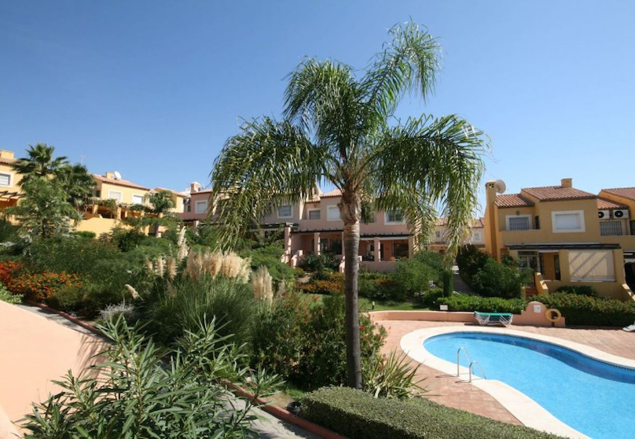Casa adosada en Mijas Costa - Casa adosada de tres habitaciones en alquiler en Calahonda