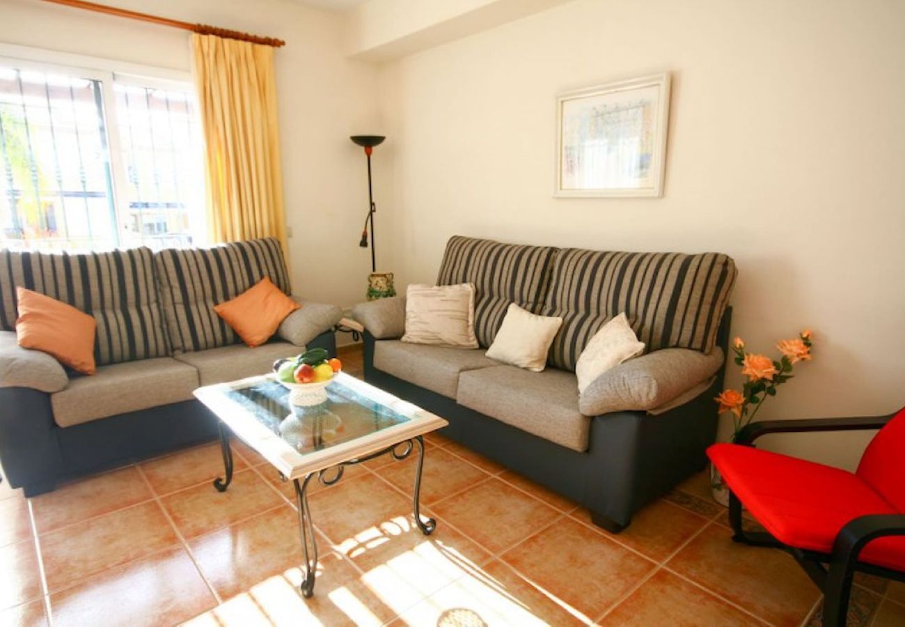 Casa adosada en Mijas Costa - Casa adosada de tres habitaciones en alquiler en Calahonda