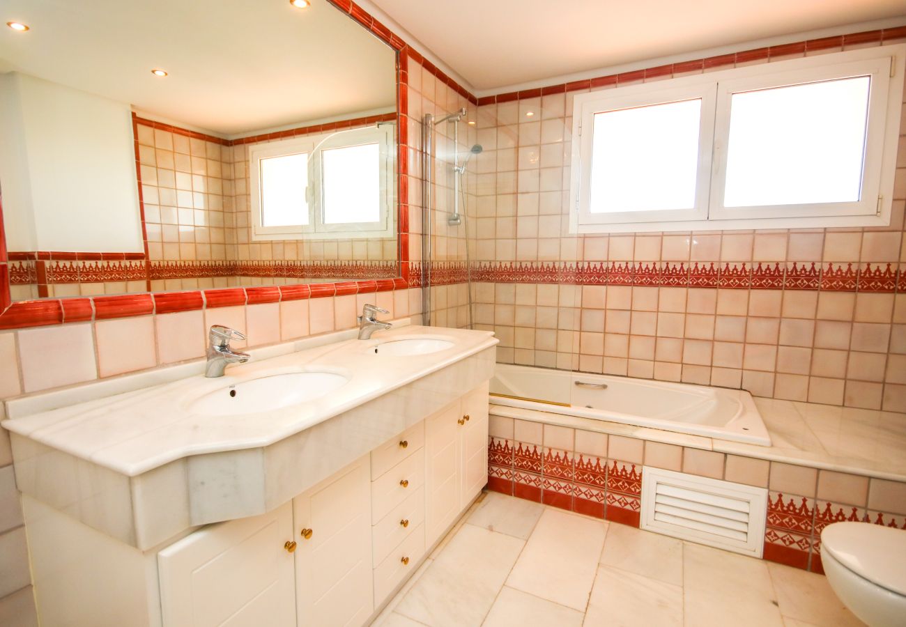Apartamento en San Pedro de Alcántara - Apartamento de 3 dormitorios en frente a la playa en San Pedro