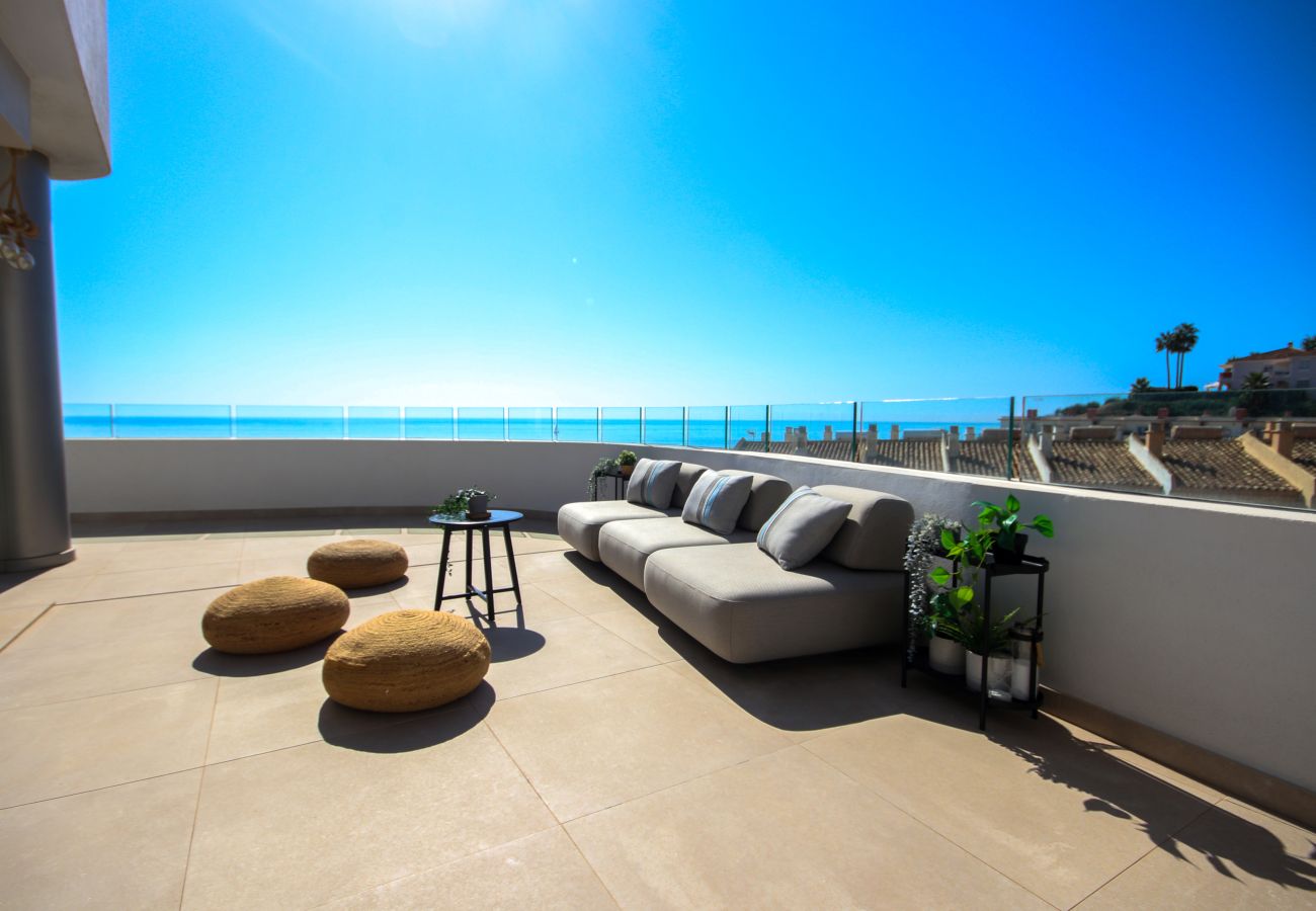 Apartamento en Mijas Costa - Ático, increíbles vistas al mar, piscina pequeña y barbacoa