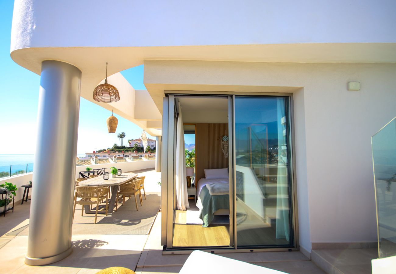 Apartamento en Mijas Costa - Ático, increíbles vistas al mar, piscina pequeña y barbacoa