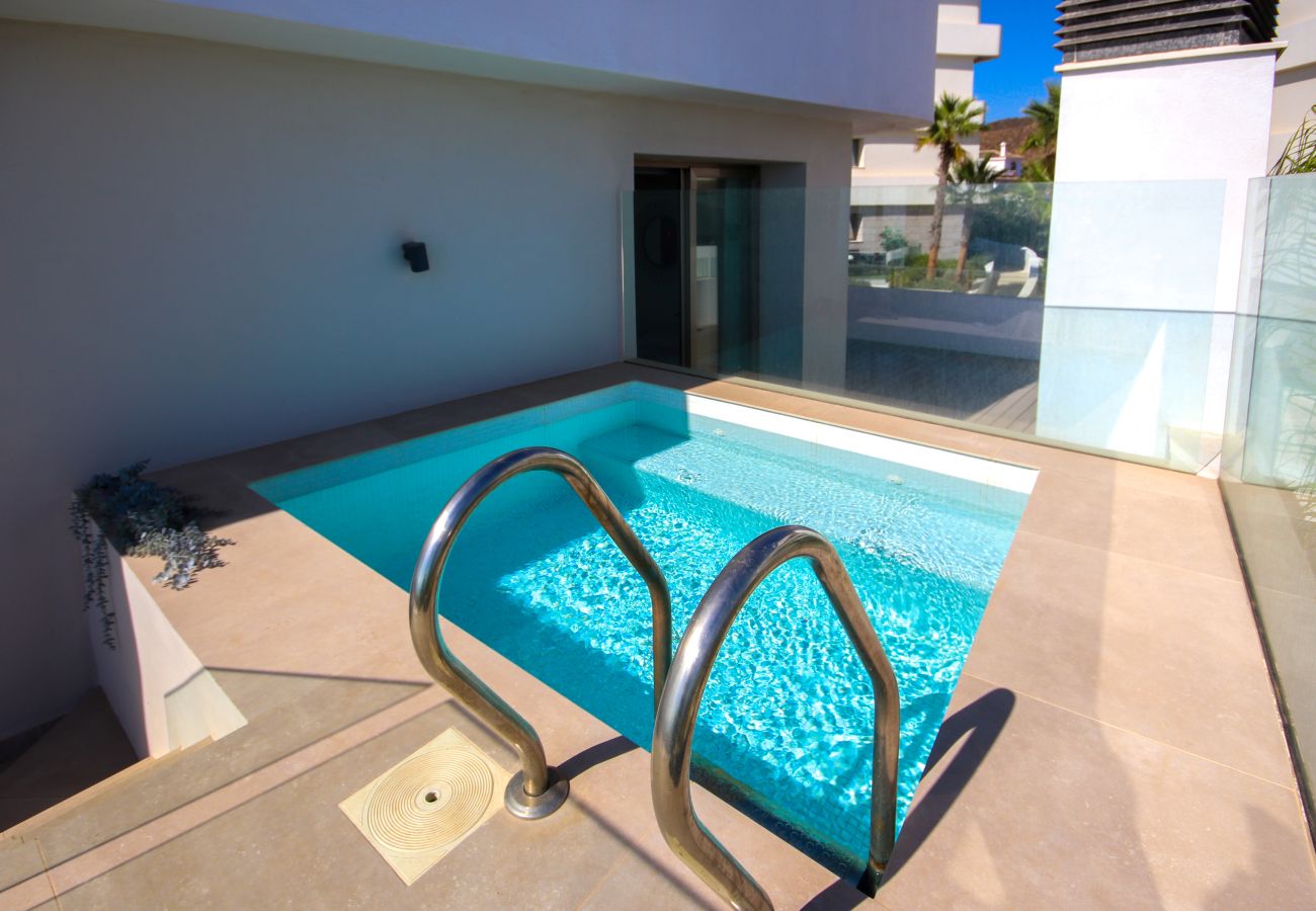 Apartamento en Mijas Costa - Ático, increíbles vistas al mar, piscina pequeña y barbacoa