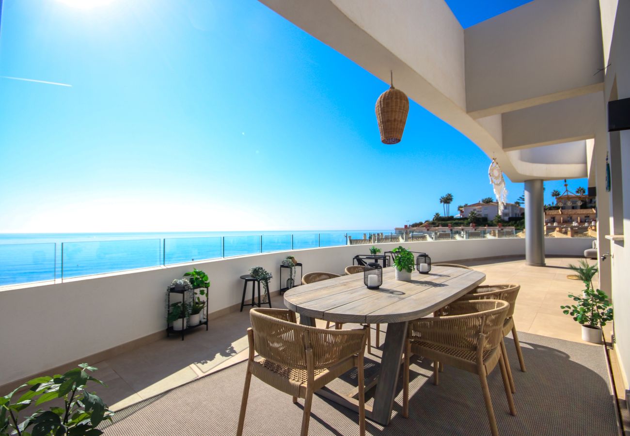 Apartamento en Mijas Costa - Ático, increíbles vistas al mar, piscina pequeña y barbacoa