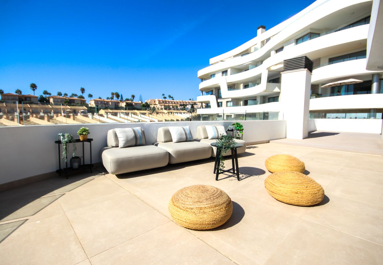 Apartamento en Mijas Costa - Ático, increíbles vistas al mar, piscina pequeña y barbacoa