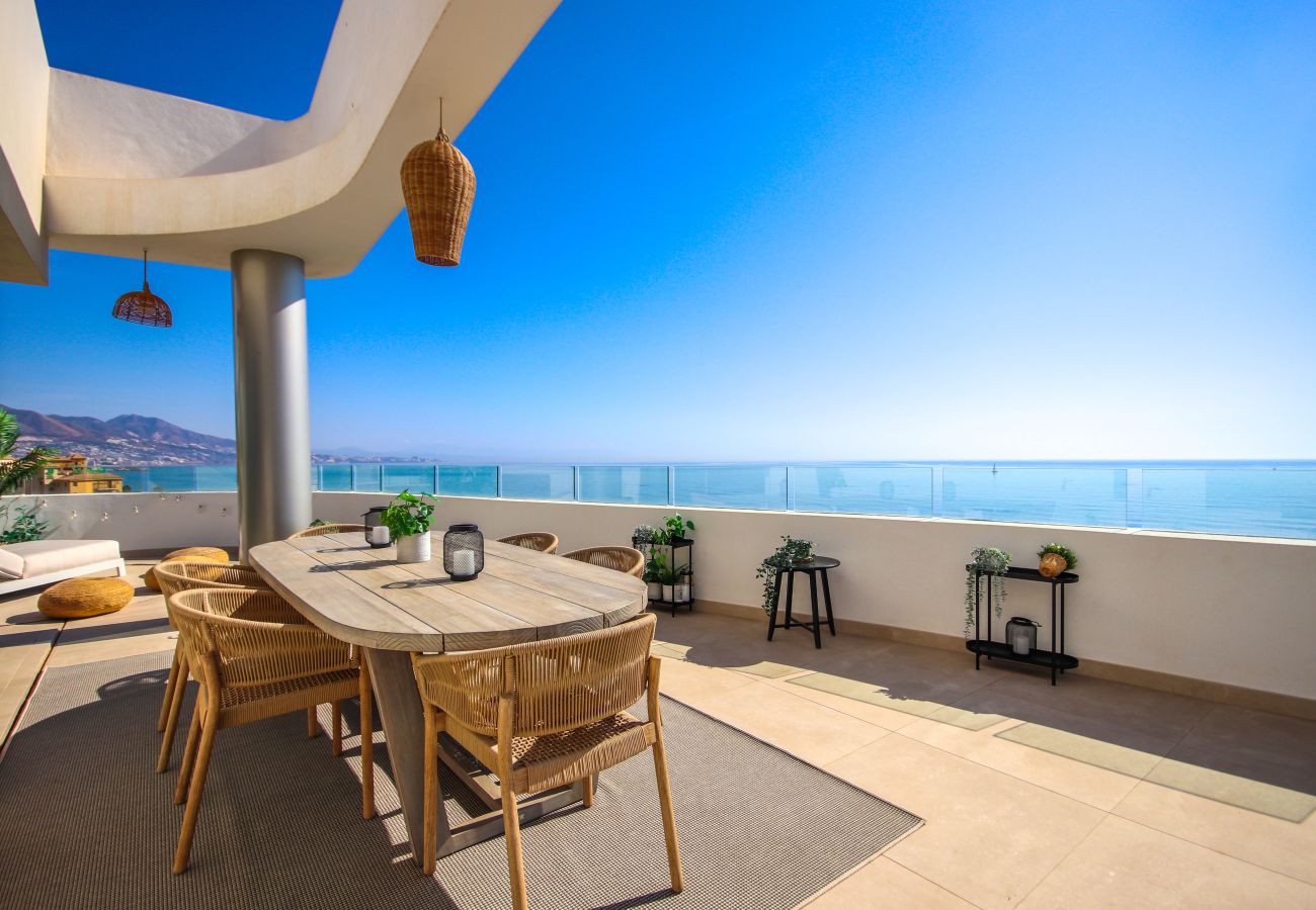 Apartamento en Mijas Costa - Ático, increíbles vistas al mar, piscina pequeña y barbacoa