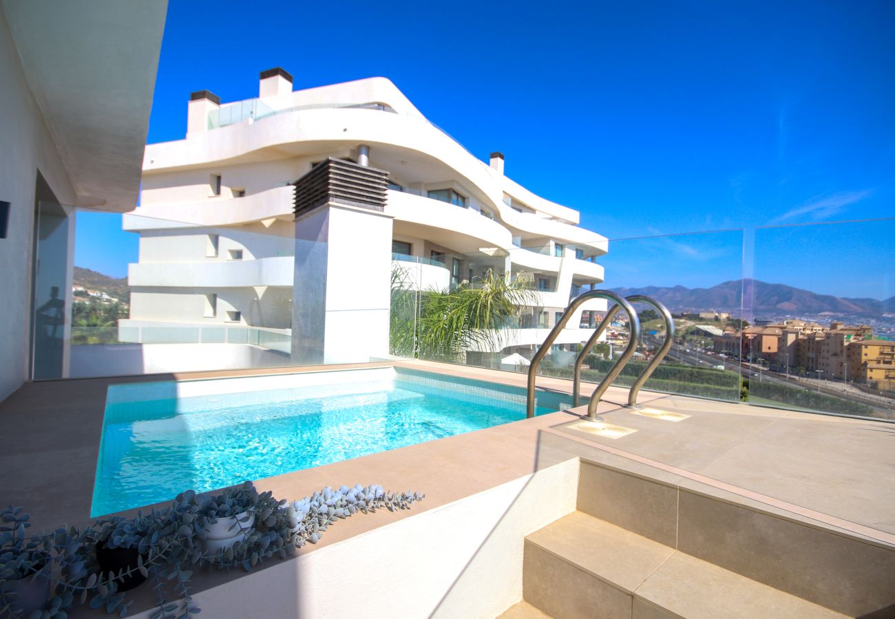 Apartamento en Mijas Costa - Ático, increíbles vistas al mar, piscina pequeña y barbacoa