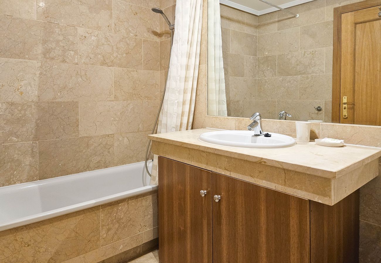 Apartamento en Marbella - Apartamento de tres dormitorios en Las Chapas, Marbella.