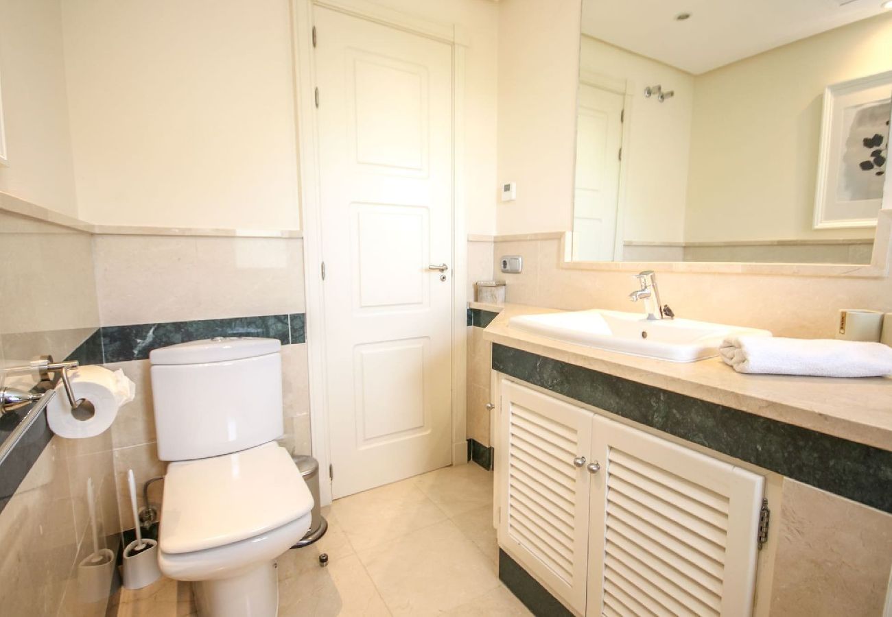 Apartamento en Estepona - Ático en Estepona excelentes vistas al mar y acceso a la playa