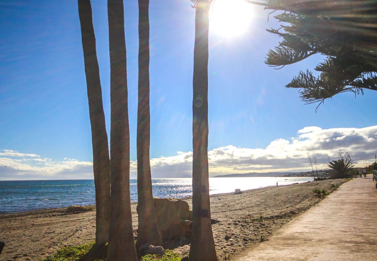 Apartamento en Estepona - Ático en Estepona excelentes vistas al mar y acceso a la playa