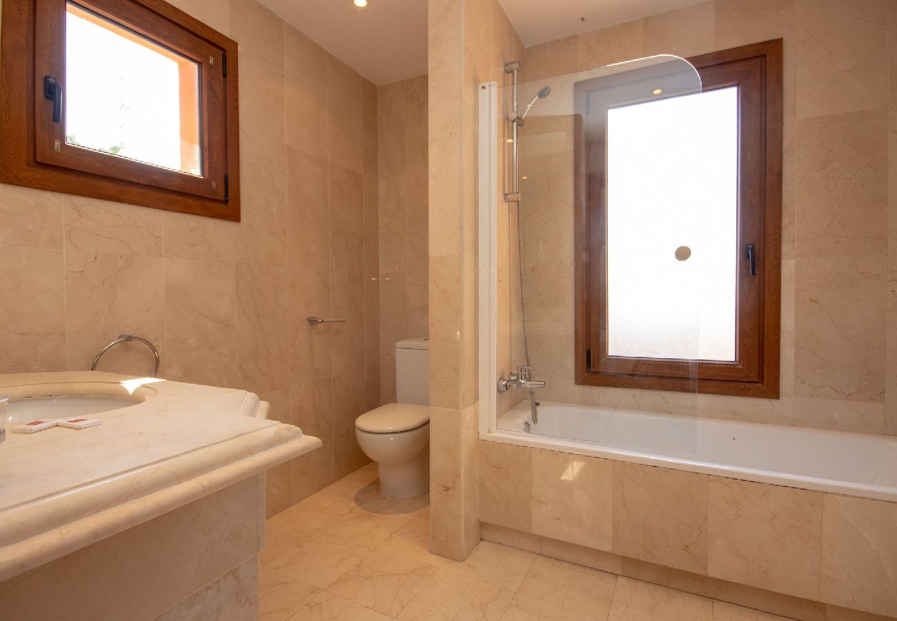 Casa adosada en Mijas Costa - Amplio apartamento reformado de 4 dormitorios en Riviera del Sol