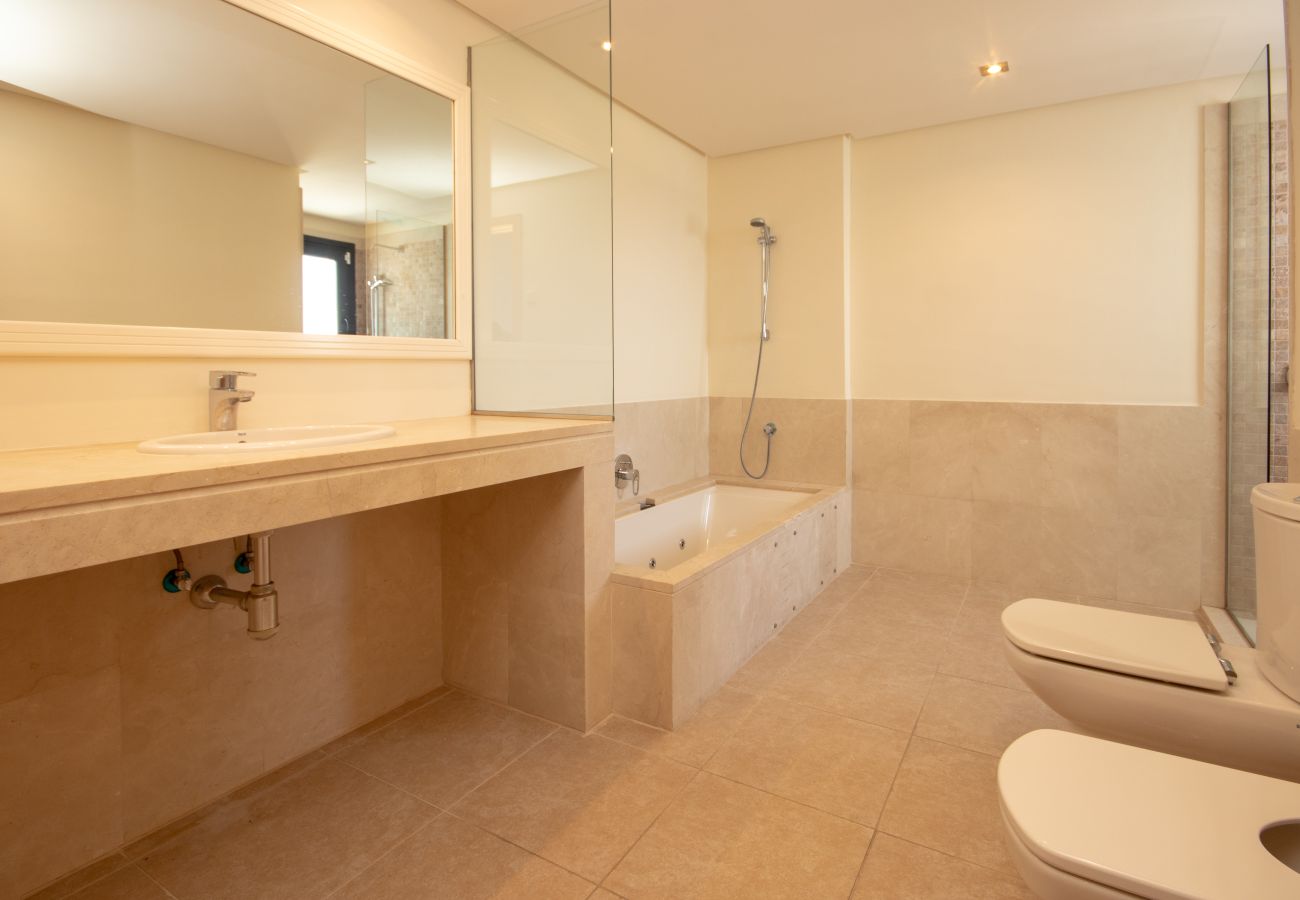 Villa en Manilva - Villa con vista al mar, piscina y hermosos jardines.