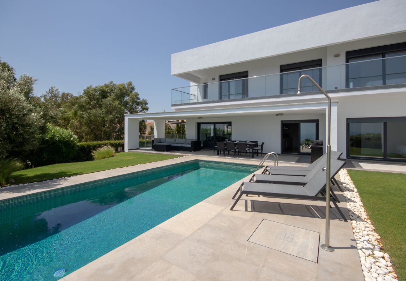 Villa en Manilva - Villa con vista al mar, piscina y hermosos jardines.