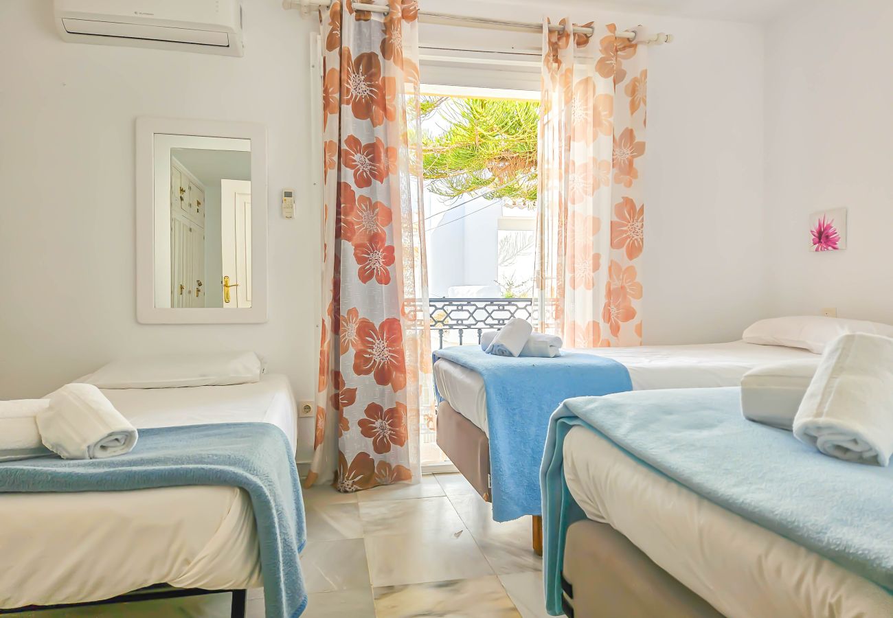 Casa adosada en La Cala de Mijas - Casa adosada de 3 dormitorios con azotea, a 100 m de la playa