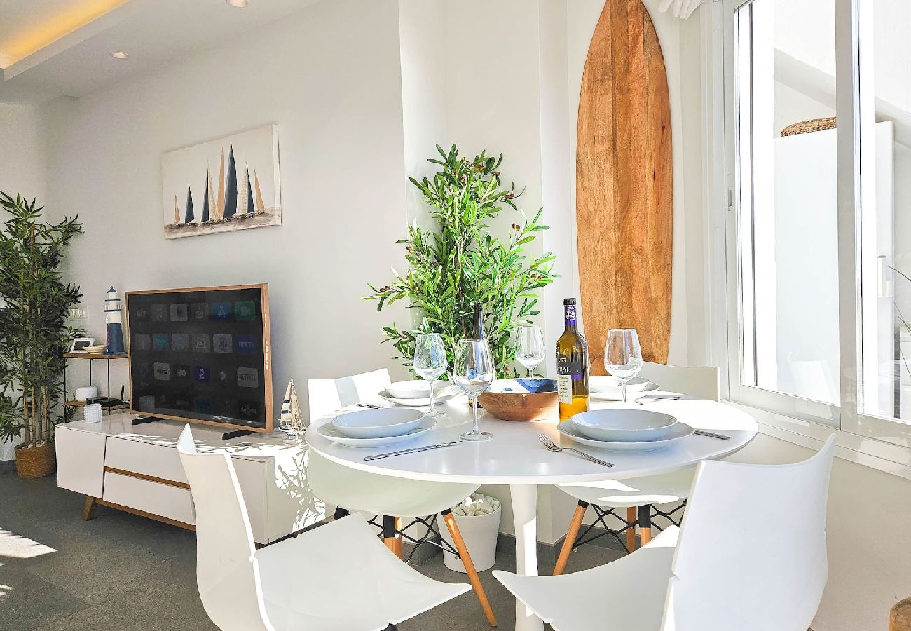 Apartamento en Mijas Costa - Ático en primera línea de playa con vistas al mar y barbacoa