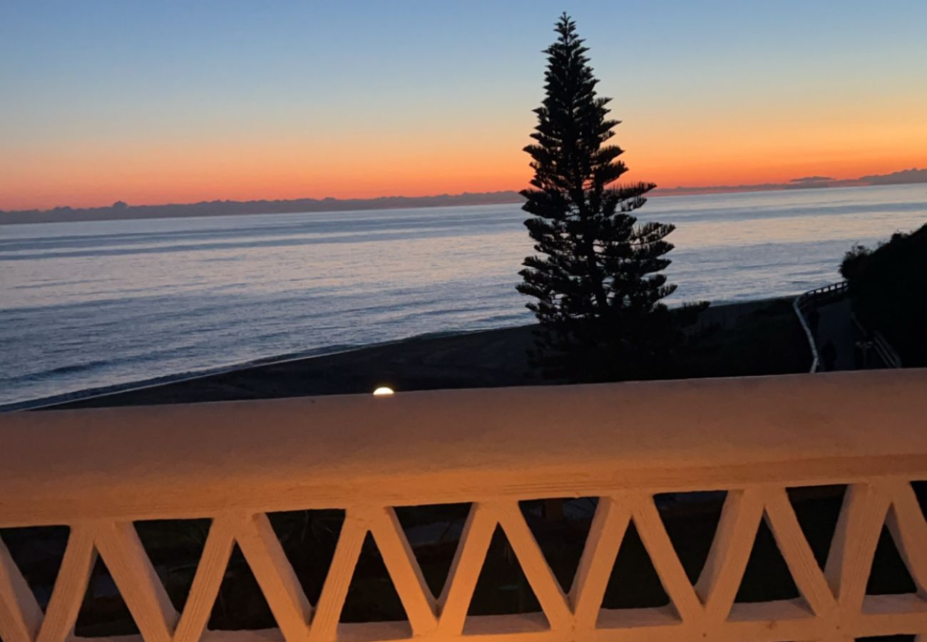 Apartamento en Mijas Costa - Ático en primera línea de playa con vistas al mar y barbacoa