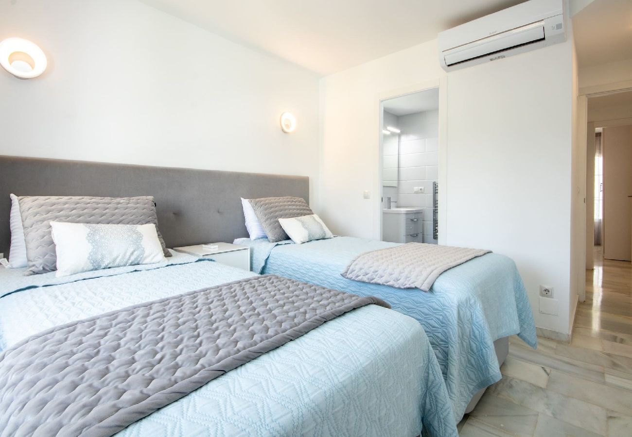 Apartamento en Mijas Costa - Apartamento de 2 dormitorios recientemente renovado Miraflores con vistas al mar